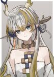  1girl arknights bare_shoulders blonde_hair blue_hair border closed_mouth commentary_request dragon_girl dragon_horns earrings eyeliner green_eyes grey_background grey_hair hair_between_eyes hair_intakes highres horns jewelry long_hair looking_at_viewer makeup multicolored_hair necklace off_shoulder orange_eyeliner outside_border pointy_ears shu_(arknights) smile solo strapless tube_top udo_(akn_otk) upper_body white_border white_tube_top 