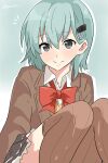  1girl alternate_hair_length alternate_hairstyle aqua_hair blush bow bowtie breasts brown_jacket brown_skirt cardigan green_background green_eyes hair_ornament hairclip highres jacket kantai_collection large_breasts looking_at_viewer noruren pleated_skirt school_uniform shirt short_hair sitting skirt smile solo suzuya_(kancolle) suzuya_kai_ni_(kancolle) thighhighs white_shirt 