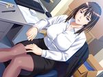  1girl blue_eyes box breasts brown_hair chair computer computer_mouse game_cg highres large_breasts looking_at_viewer mouse office pantyhose pencil porno_sakka_mayuka_to_injuku_miboujin_to_katabutsu_henshuusha_to_ubu_gishi short_hair sitting skirt smile solo table 