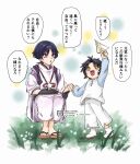  2boys absurdres arm_up armor asaba_harumasa black_hair blue_sleeves blunt_ends brown_sandals child choppy_bangs commentary_request diorama eyeliner feathers fingernails full_body genshin_impact geta grass highres holding holding_hands holding_paper_airplane in-franchise_crossover japanese_armor japanese_clothes kakihara_tetsuya kariginu kaze_oshi27 kimono kote kurokote layered_sleeves long_sleeves looking_at_object makeup midriff_peek multiple_boys open_mouth pants paper_airplane parted_bangs pom_pom_(clothes) purple_eyes purple_kimono purple_sleeves raglan_sleeves red_eyeliner sandals scaramouche_(genshin_impact) scaramouche_(kabukimono)_(genshin_impact) shirt shoes speech_bubble squatting string teeth three-quarter_sleeves toenails toes tongue translation_request tsurime twitter_username upper_teeth_only voice_actor_connection watermark white_background white_pants white_shirt white_shoes white_sleeves yellow_eyes yellow_feathers zenless_zone_zero 