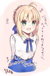  1girl absurdres ahoge aizawa85 arms_behind_back artoria_pendragon_(fate) blonde_hair blue_bow blue_bowtie blue_skirt blush border bow bowtie breasts collared_shirt fate/stay_night fate_(series) green_eyes hair_between_eyes hair_bow hair_bun highres long_sleeves looking_to_the_side medium_breasts musical_note open_mouth pink_background saber_(fate) shirt short_hair sidelocks simple_background skirt smile solo standing translation_request white_border white_shirt 