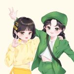  bad_id bad_twitter_id beret black_hair bob_cut brown_hair commentary_request eunha_(gfriend) gfriend green_eyes green_jacket hair_ornament hairclip hat hood hoodie jacket korean_commentary looking_at_viewer multiple_hairclips pink_lips rin_yes2 shirt simple_background smile yellow_hoodie yellow_shirt yerin_(gfriend) 