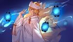  1girl alternate_costume blonde_hair blue_background blue_fire chinese_commentary closed_mouth commentary_request fire fox_shadow_puppet fox_tail highres japanese_clothes kimono kitsune lantern long_sleeves looking_at_viewer multiple_tails paper_lantern shiromuku shouxishao_jiuyuan smile solo tail touhou touhou_lostword tsunokakushi uchikake white_kimono wide_sleeves yakumo_ran yellow_eyes 
