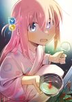  1girl alternate_costume blue_eyes blush bocchi_the_rock! bowl commentary_request cube_hair_ornament eyes_visible_through_hair fingernails fish goldfish goldfish_scooping gotoh_hitori hair_ornament hair_over_eyes highres holding holding_bowl holding_net japanese_clothes kimono long_bangs long_hair long_sidelocks long_sleeves looking_at_viewer open_mouth orioiroiro0922 pink_hair pink_kimono print_kimono sidelocks signature solo sparkle squatting summer_festival water wide_sleeves 