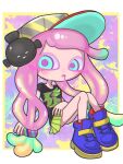  1girl baseball_cap black_shirt blue_footwear border commentary_request green_eyes harmony_(splatoon) hat highres long_hair low-tied_long_hair mina_p multicolored_background multicolored_hair pink_hair pleated_skirt purple_pupils shirt shoes sitting skirt splatoon_(series) splatoon_3 white_border 