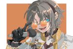  1boy absurdres artist_name black_gloves black_hairband blue_eyes chinese_commentary commentary_request fangs gloves grey_hair hairband highres holding holding_microphone looking_at_viewer male_focus medium_hair microphone mysta_rias nijisanji one_eye_closed orange-tinted_eyewear orange_background solo sunglasses tinted_eyewear two-tone_background upper_body virtual_youtuber white_background yanlingjinshilihuahua 