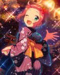  ;d anjou_mai asa_no_ha_(pattern) blush ensemble_girls! ensemble_girls_(artist) fan floral_print flower from_behind green_eyes hair_flower hair_ornament happy japanese_clothes kimono lantern looking_back night official_art one_eye_closed open_mouth paper_fan red_hair short_hair sky smile solo torii tree uchiwa watermark 