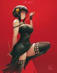  1girl artist_name black_dress black_gloves black_hair black_thighhighs blood blood_splatter breasts cleavage commentary covered_navel dagger dress fingerless_gloves gloves gold_hairband hairband holding holding_dagger holding_knife holding_weapon jk_arts knife large_breasts parted_lips red_background red_eyes short_hair signature sleeveless sleeveless_dress solo spy_x_family standing standing_on_one_leg stiletto_(weapon) thighhighs thighs twitter_username two-sided_dress two-sided_fabric watermark weapon yor_briar zettai_ryouiki 