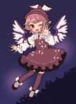  1girl :d ;d animal_ears bird_ears bird_wings blush bow bowtie brown_dress brown_eyes brown_hat brown_shoes brown_thighhighs commentary_request dress fingernails full_body green_nails hat highres long_fingernails long_sleeves looking_at_viewer medium_hair mozukuzu_(manukedori) musical_note mystia_lorelei night one_eye_closed open_mouth pink_hair sharp_fingernails shirt shoes smile solo star_(sky) thighhighs touhou white_bow white_bowtie white_shirt winged_hat winged_shoes wings 