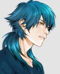  1boy blue_hair blue_shirt closed_mouth collarbone commentary_request dramatical_murder grey_background kuwa_ayase long_hair male_focus parted_lips seragaki_aoba shirt simple_background solo t-shirt teeth yellow_eyes 