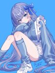  1girl apron blue_bow blue_eyes blue_jacket blue_shorts blush bow breasts commentary fate/grand_order fate_(series) hair_bow highres jacket kneehighs knees_up long_hair long_sleeves looking_at_viewer loose_socks meltryllis_(fate) purple_hair shorts sitting small_breasts socks solo very_long_hair white_apron yamuimo 