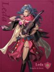  1girl blue_eyes blue_hair breasts character_name circlet cloak commentary crescent crescent_earrings dark-skinned_female dark_skin earrings fire_emblem fire_emblem:_fortune's_weave french_commentary french_text full_body gold_choker gold_earrings high_ponytail highres hood hooded_cloak jewelry kurahana_chinatsu leda_(fire_emblem) looking_at_viewer medium_breasts official_art ponytail red_cloak simple_background solo stomach wavy_hair white_background 