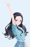  1girl arm_up bad_id bad_twitter_id belt black_hair blue_eyes blue_shirt blush brown_hair closed_mouth commentary_request cowboy_shot gfriend hair_ornament hairclip highres korean_commentary long_hair looking_at_viewer rin_yes2 shirt shirt_tucked_in simple_background smile solo umji_(gfriend) white_belt 