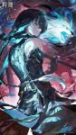  1boy absurdres bare_shoulders black_gloves black_hair black_hood black_shirt braid chinese_commentary commentary_request elbow_gloves from_behind gloves highres holding holding_staff jingran_(wuthering_waves) long_hair looking_at_viewer looking_back male_focus official_art shirt smile solo staff tacet_mark_(wuthering_waves) textless_version wuthering_waves yellow_eyes 