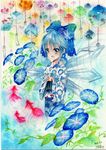  alternate_costume bag bagged_fish blue_eyes blue_hair bow cirno colored_pencil_(medium) fish floral_print flower goldfish hair_bow hair_flower hair_ornament highres ice ice_wings japanese_clothes kimono long_sleeves morning_glory mosho open_clothes open_vest signature smile solo touhou traditional_media vest water watercolor_(medium) wide_sleeves wind_chime wings yukata 