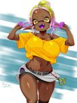  1girl alternate_costume bare_shoulders belt_buckle bra_strap breasts buckle cleavage colored_tongue double_v frye_(splatoon) frye_(splatoon_raiders) highres inkling large_breasts looking_at_viewer multicolored_hair navel official_alternate_costume open_mouth purple_tongue shiny_skin short_hair shorts solo splatoon_(series) splatoon_raiders t2ukmyjm tentacle_hair thighs two-tone_hair v 