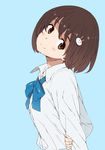  arms_behind_back blue_neckwear bow brown_eyes brown_hair hair_ornament imigimuru kono_bijutsubu_niwa_mondai_ga_aru! looking_back official_art school_uniform short_hair smile solo usami_mizuki 