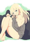  barefoot blonde_hair blush breasts green_eyes kaede_(sayappa) large_breasts leg_hug long_hair looking_at_viewer senran_kagura senran_kagura_shoujo-tachi_no_shin'ei sideboob solo yomi_(senran_kagura) 