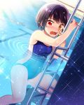  black_hair competition_swimsuit ensemble_girls! ensemble_girls_(artist) eyepatch eyepatch_removed heterochromia kuromori_suzu official_art one-piece_swimsuit partially_submerged pool pool_ladder short_hair swimsuit tearing_up water 