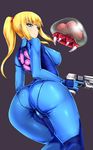  ass blonde_hair blush bodysuit breasts green_eyes gun handgun ishimiso_(ishimura) large_breasts long_hair metroid metroid_(creature) ponytail samus_aran simple_background skin_tight solo trigger_discipline weapon zero_suit 