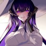  1girl 30_byou_suwa black_gloves colored_inner_hair commentary_request constance_(honkai:_star_rail) dress gloves grin hand_up honkai:_star_rail honkai_(series) horns long_hair looking_at_viewer multicolored_hair purple_eyes purple_hair smile solo upper_body very_long_hair white_dress white_headwear 