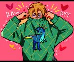  1boy absurdres artist_name bandaid bandaid_on_face bandaid_on_nose blonde_hair bow brooch commentary covered_mouth diego_brando dinosaur_tail english_commentary green_eyes green_nails green_sweater hair_bow heart heart_brooch highres huyandere jewelry jojo_no_kimyou_na_bouken letterboxed male_focus pink_background signature solo star-shaped_pupils star_(symbol) steel_ball_run sweater symbol-shaped_pupils tail 