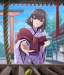  1boy 1girl black_hair blue_sky box bright_pupils closed_mouth coin day donation_box dot_nose faceless faceless_male floral_print floral_print_kimono game_cg holed_coin japanese_clothes kimono lantern looking_at_viewer nitta_hirona official_art outdoors outstretched_arm paper_lantern print_kimono purple_eyes purple_kimono rope short_hair shrine sign sky smile solo_focus stone_walkway third-party_source throwing toji_no_miko toji_no_miko:_kizamishi_issen_no_tomoshibi torii translated tree white_pupils 
