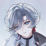  1boy belt blue_eyes chest_harness coat crowrian_02 earrings fur-trimmed_coat fur_trim genshin_impact grey_background grey_hair harness head_tilt highres illuga_(genshin_impact) jewelry looking_at_viewer male_focus mole mole_under_eye multicolored_coat multicolored_hair open_clothes open_coat parted_lips red_hair single_earring sleeveless sleeveless_turtleneck solo streaked_hair sweater turtleneck turtleneck_sweater two-tone_hair upper_body 