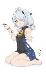  1girl antenna_hair bare_arms bare_legs bare_shoulders barefoot covered_navel dracaene_sunbringer dress four-leaf_clover_print full_body grey_hair hair_ornament hair_over_one_eye highres holding holding_rattle laughing linnkou looking_at_viewer low_twintails navel open_mouth outstretched_arm outstretched_hand rattle reaching reaching_towards_viewer short_dress short_twintails simple_background sitting sleeveless sleeveless_dress solo swept_bangs teeth thighs toes twintails two-tone_dress wariza white_background yellow_eyes zenless_zone_zero 