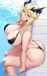  1girl akitsuki_karasu alternate_costume arched_back artoria_pendragon_(fate) artoria_pendragon_(lancer_alter)_(fate) ass bikini black_bikini blonde_hair breasts cleavage collarbone commentary_request fate/grand_order fate_(series) from_side hair_between_eyes highleg highleg_bikini highres horns huge_breasts long_hair looking_at_viewer median_furrow o-ring o-ring_bikini parted_lips pool sidelocks sitting skindentation smile soaking_feet solo swimsuit thick_thighs thighs toned toned_female twitter_username water yellow_eyes 