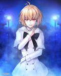  1girl antenna_hair aoten_(aoiroarekore) arcueid_brunestud black_bow blonde_hair bow buttons capelet commentary_request cowboy_shot crazy_eyes crazy_smile dress fog fur_capelet hand_on_own_neck highres lamppost looking_at_viewer night official_alternate_costume park red_eyes scene_reference short_hair sidelocks single_hair_intake smile solo staring struggling sweater tsukihime tsukihime_(remake) turtleneck turtleneck_sweater white_capelet white_dress white_sweater 