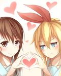  blonde_hair blue_eyes blush brown_eyes brown_hair collarbone hair_ribbon heart heart_hands heart_hands_duo highres inushi kirisaki_chitoge multiple_girls nisekoi onodera_kosaki pout ribbon school_uniform serafuku smile 