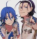  ahoge bad_id bad_pixiv_id black_hair blue_eyes blue_hair clothes_writing fingerless_gloves flipped_hair gloves grey_background hairband long_hair looking_at_viewer male_focus multicolored multicolored_eyes multiple_boys open_clothes open_shirt pointing pointing_at_viewer shirt smile sportswear toudou_jinpachi yowamushi_pedal yuzumisuzu 