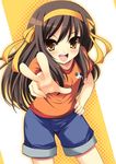  blush brown_eyes brown_hair foreshortening hairband hand_on_hip hands long_hair orange_hairband orange_shirt shirt shorts solo suzumiya_haruhi suzumiya_haruhi_(young) suzumiya_haruhi_no_yuuutsu v yukizuki_chikuba 