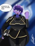 2025 3_horns abstract_background anthro armor beltimerperbus big_breasts big_tail breasts cavemanon_studios ceratopsian cosplay crossover crossover_cosplay curvy_figure dialogue digital_drawing_(artwork) digital_media_(artwork) dinosaur english_text eyelashes female frill_(anatomy) front_view goodbye_volcano_high hair helldivers hi_res horn huge_hips huge_thighs long_tail looking_at_viewer multi_horn open_mouth open_smile ornithischian prehistoric_species purple_body purple_eyes purple_hair purple_scales reptile scales scalie short_hair signature smile snoot_game solo tail talking_to_viewer text thick_thighs triceratops trish_(gvh) voluptuous voluptuous_anthro voluptuous_female wide_hipped_anthro wide_hipped_female wide_hips