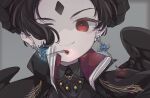  1boy ben-day_dots black_hair black_shirt black_wings capelet collared_shirt demon_boy demon_horns diamond_(shape) earrings eyelashes facial_mark feather_necklace feathered_wings floating_earrings forehead_mark grey_background hair_over_one_eye high_collar horns jewelry looking_at_viewer lucifer_(obey_me!) male_focus necklace obey_me!:_one_master_to_rule_them_all! pale_skin peacock_feathers portrait red_eyes screentones shaded_face shirt short_hair smile solo user_dsae5357 vignetting wavy_hair wings 