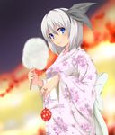  black_hairband blue_eyes blush bow cotton_candy festival floral_print food hair_bow hair_ribbon hairband holding holding_food japanese_clothes kimono konpaku_youmu long_sleeves looking_at_viewer obi ribbon sash short_hair silver_hair smile solo tomoyan_(tomosan) touhou water_yoyo wide_sleeves yukata 