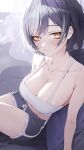  1girl absurdres bare_arms black_hair black_shorts breasts cleavage closed_mouth commentary grey_hair hair_between_eyes highres hololive hololive_english indoors large_breasts looking_at_viewer midriff multicolored_hair navel shiori_novella short_hair short_shorts shorts sitting smile solo split-color_hair tank_top untranslatable_commentary virtual_youtuber white_tank_top yellow_eyes yoellim5 