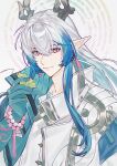  1boy absurdres arknights bead_bracelet beads blue_hair bracelet closed_mouth colored_extremities dragon_boy dragon_horns earrings eastern_dragon_horns green_hands grey_hair hair_between_eyes hand_up high_collar highres holding holding_leaf horns jacket jewelry leaf long_hair looking_at_viewer male_focus multicolored_hair pink_eyes pointy_ears smile solo streaked_hair upper_body white_jacket yao_lai_yikou_mini_bing_ma yi_(arknights) 