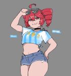  1girl 2026_fifa_world_cup :3 ahoge argentinian_national_soccer_team_uniform breasts closed_mouth commentary_request cowboy_shot daxywt drill_hair eyewear_on_head grey_background grey_shorts kasane_teto looking_at_viewer medium_breasts midriff navel panty_straps red_eyes red_hair short_hair short_shorts short_sleeves shorts simple_background smile soccer_uniform solo spanish_commentary sportswear sunglasses twin_drills utau world_cup 