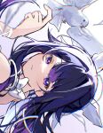  1girl arm_strap artist_name bare_shoulders beak bird bird_wings black_hair blunt_bangs bow bowtie bright_pupils chromatic_aberration colored_inner_hair columbina_(genshin_impact) commentary_request cropped_shoulders feathered_wings floating_hair from_side genshin_impact gradient_hair hair_ornament hand_up haru_sakura3915 highres long_hair looking_at_viewer multicolored_hair pigeon purple_eyes purple_hair sidelocks simple_background solo teeth two-tone_hair very_long_hair white_background white_bow white_bowtie white_pupils wings x_hair_ornament 