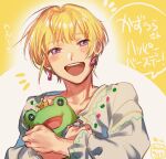  1boy :d blonde_hair blush commentary_request dated earrings half-closed_eyes highres holding holding_stuffed_toy idolmaster idolmaster_side-m jewelry kaerre long_sleeves looking_at_viewer male_focus mihen open_mouth pierre_bichelberger purple_eyes shirt short_hair smile solo speech_bubble stuffed_animal stuffed_frog stuffed_toy translation_request upper_body white_shirt 