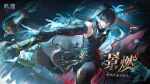  1boy black_gloves black_hair black_hood black_pants black_shirt chinese_commentary commentary_request gloves green_eyes grin hair_between_eyes heterochromia highres holding holding_staff jingran_(wuthering_waves) logo male_focus multicolored_hair official_art pants parted_lips shirt smile solo staff streaked_hair tacet_mark_(wuthering_waves) wuthering_waves yellow_eyes 