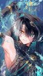  1boy arm_up bare_shoulders black_gloves black_hood black_shirt closed_mouth commentary_request gloves green_eyes hair_between_eyes highres jingran_(wuthering_waves) lita_(ritaomochi) looking_at_viewer male_focus multicolored_hair shirt solo streaked_hair tacet_mark_(wuthering_waves) upper_body wuthering_waves yellow_eyes 