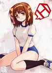  brown_eyes brown_hair buruma gym_uniform headband medium_hair messiah_cage ribbon sitting solo suzumiya_haruhi suzumiya_haruhi_no_yuuutsu 