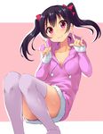  \m/ black_hair bow double_\m/ fur_trim hair_bow hood hood_down light_blush looking_at_viewer love_live! love_live!_school_idol_project mikawaya nico_nico_nii pink_background pink_legwear pom_pom_(clothes) red_bow red_eyes smile solo thighhighs twintails yazawa_nico 