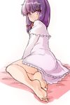  barefoot batatata77 bow eyebrows_visible_through_hair feet from_behind hair_bow hair_ribbon highres long_hair looking_at_viewer no_hat no_headwear patchouli_knowledge purple_eyes purple_hair red_bow ribbon simple_background sitting soles solo thighs touhou white_background 