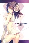  2015 argyle argyle_background arm_warmers ass black_hair breasts chinese_zodiac cowboy_shot crop_top crop_top_overhang fur_collar happy_new_year hirano_katsuyuki horns long_hair looking_at_viewer medium_breasts midriff new_year original purple_eyes sheep_horns solo thread underboob year_of_the_goat 