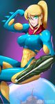  abs arm_cannon blonde_hair blue_bodysuit bodysuit breasts flexing fusion_suit green_eyes highres large_breasts long_hair metroid metroid_(creature) metroid_fusion multicolored multicolored_bodysuit multicolored_clothes muscle ponytail pose power_suit samus_aran sidelocks sitting skin_tight smile solfei solo weapon yellow_bodysuit 