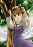  arms_up blonde_hair blue_eyes blush dutch_angle hat highres light_rays moriya_suwako open_mouth solo sunbeam sunlight takami_masahiro touhou tree 